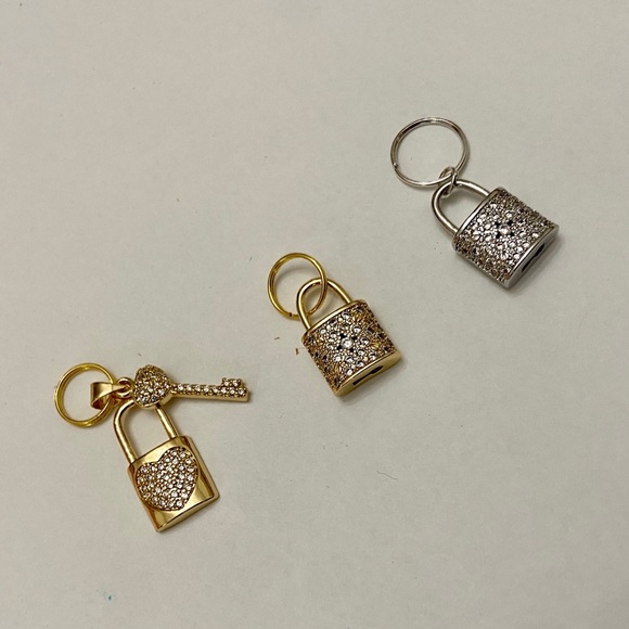 Gold Tone Elegant Padlock Charm with 18in Chain Necklace - Picture 12 of 13